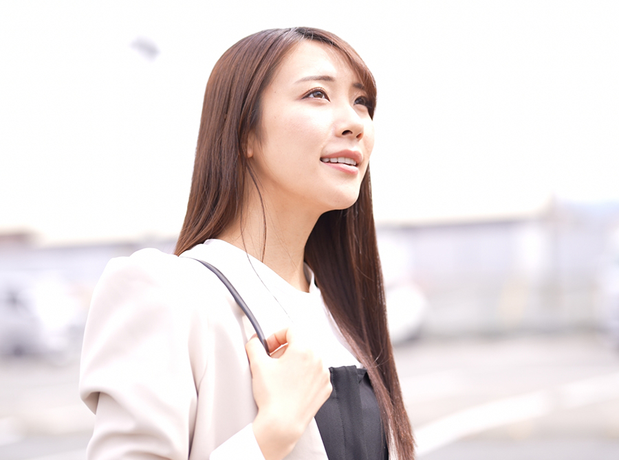 福岡健康管理センターを見上げる女性