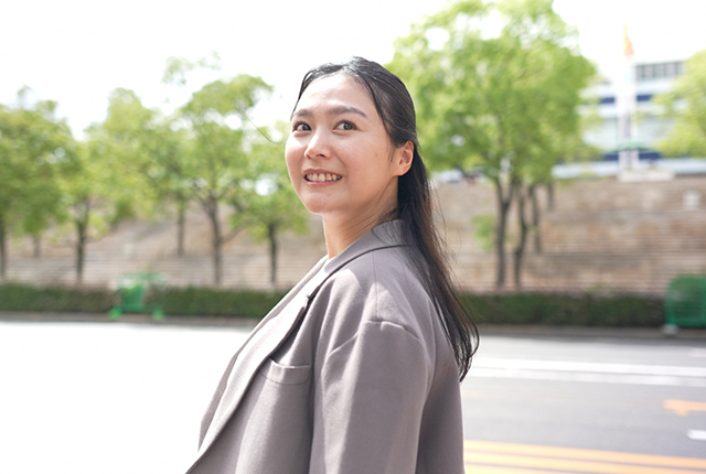 健診に向かう女性